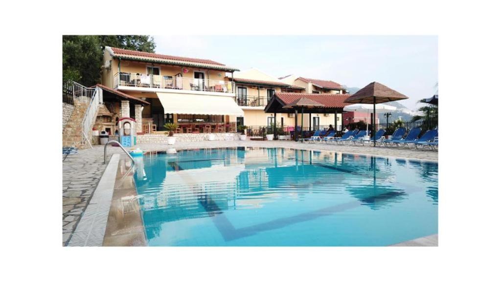 Bazén v ubytování Corfu Hotel Apartments nebo v jeho okolí