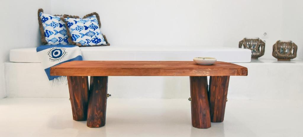 drewniany stół w pokoju z poduszkami w obiekcie The Blue and White house in Ioulis, Kea w mieście Ioulida