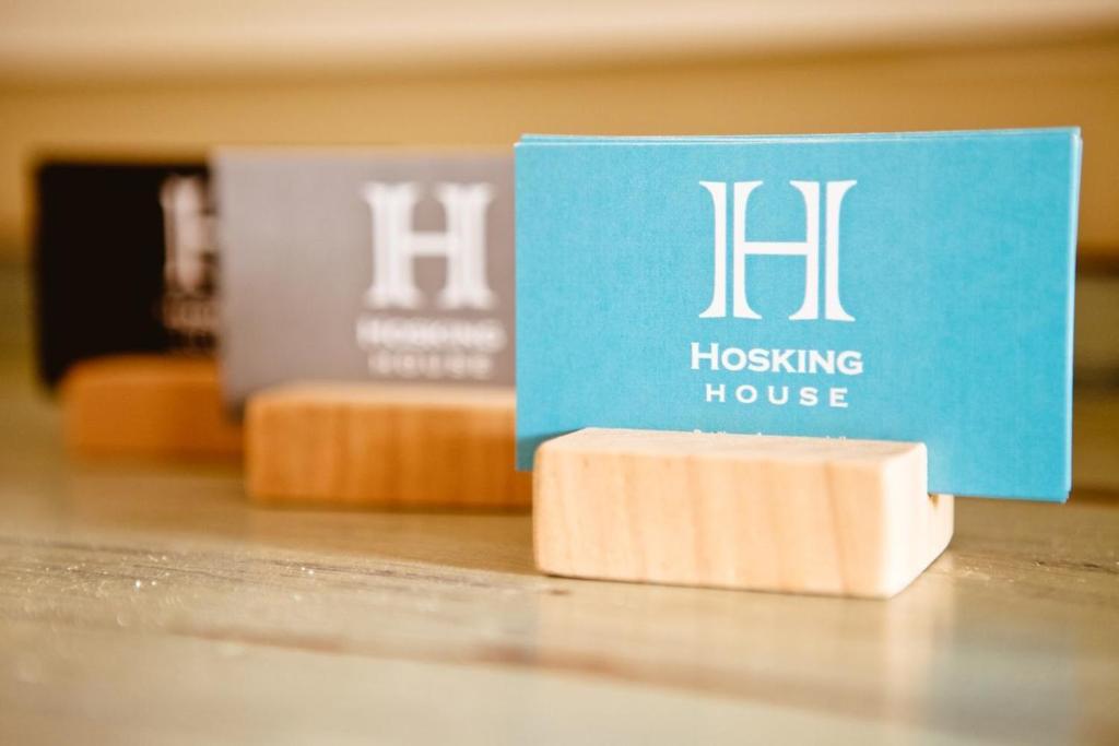 Certifikát, hodnocení, plakát nebo jiný dokument vystavený v ubytování Hosking House