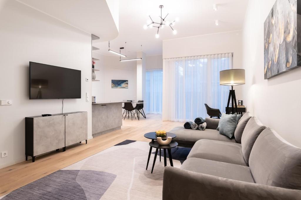sala de estar con sofá y TV de pantalla plana en DasHaus 2 bedroom Apartment en Tallin