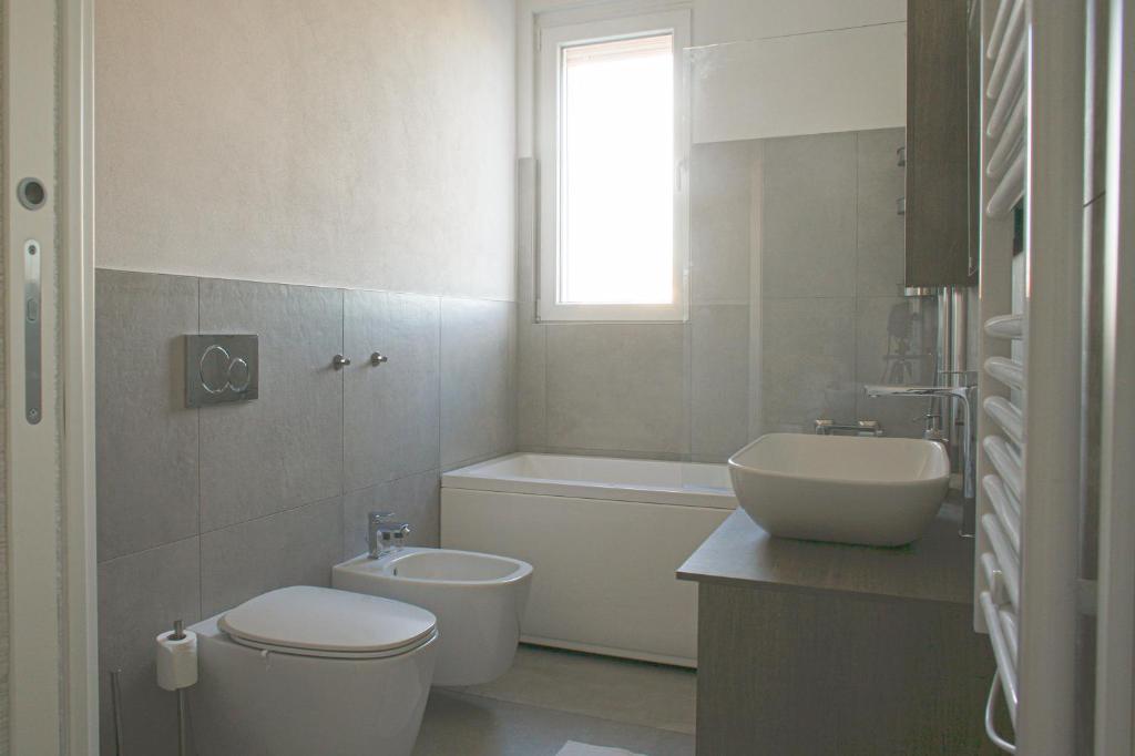 Kúpeľňa v ubytovaní BnButler - Govone - Ampio e Luminoso Appartamento con Terrazza