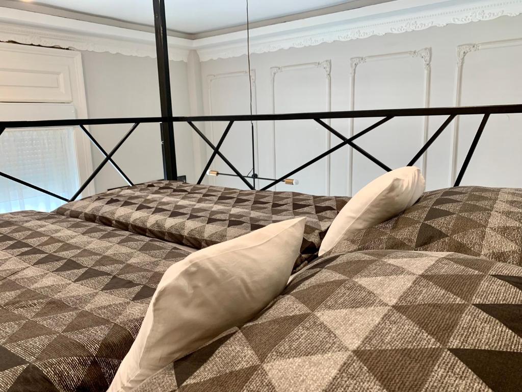 due letti uno accanto all'altro in una camera da letto di GOODMOOD Apartment a Debrecen