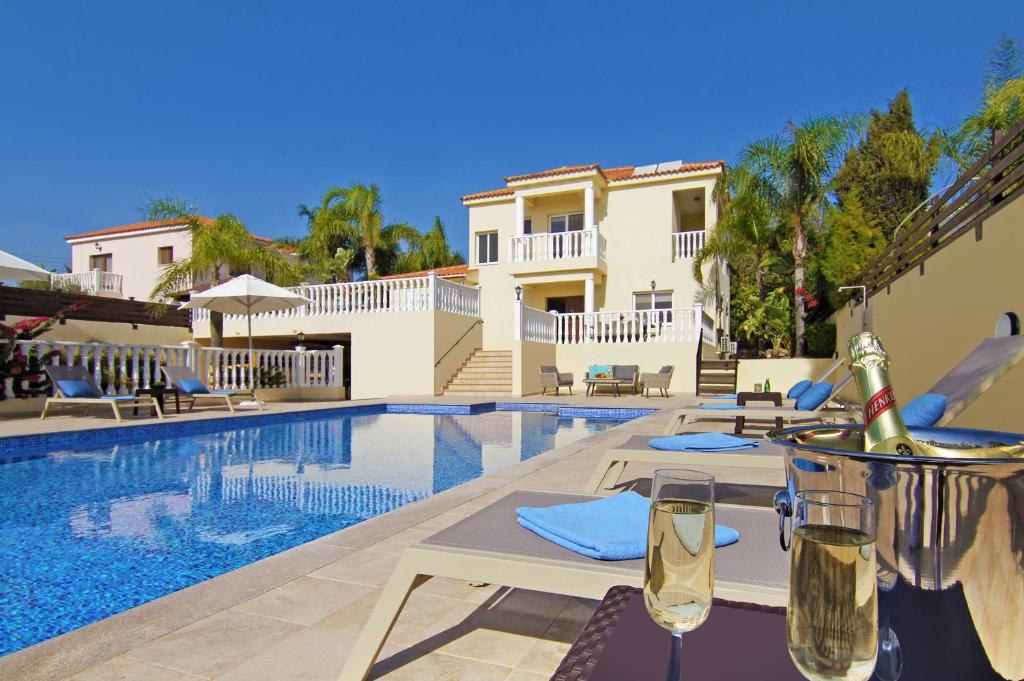 uma villa com uma piscina e uma casa em Villa Cleopatra em Agia Napa