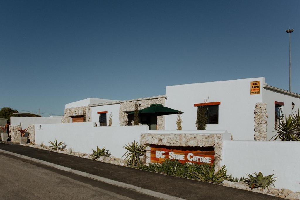 Το κτήριο όπου στεγάζεται  η παραθεριστική κατοικία