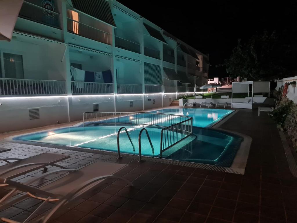 Bazén v ubytování Hostal S'Algaret nebo v jeho okolí