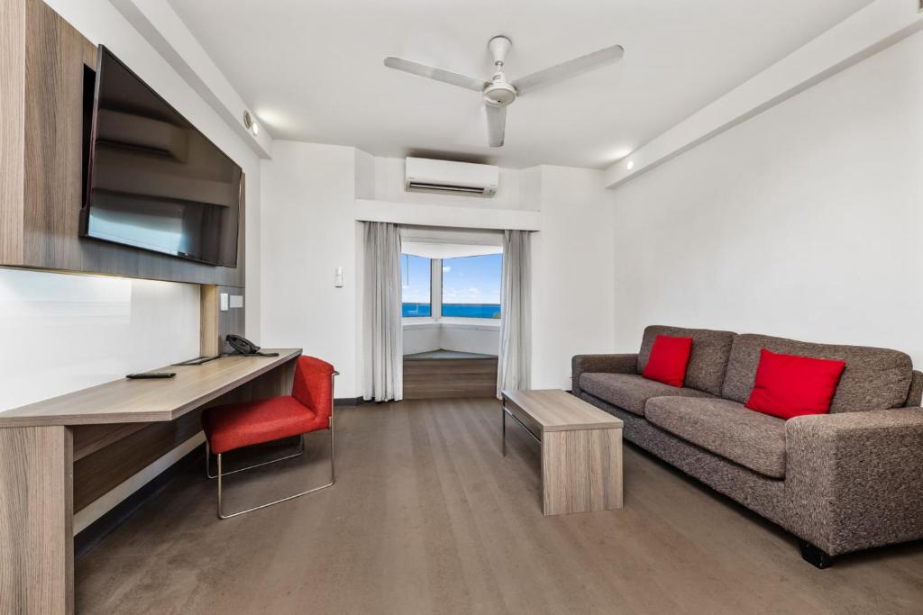 TV a/nebo společenská místnost v ubytování Novotel Darwin CBD