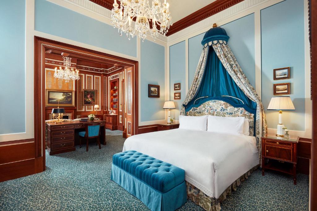 Postel nebo postele na pokoji v ubytování The Lanesborough, Oetker Hotels