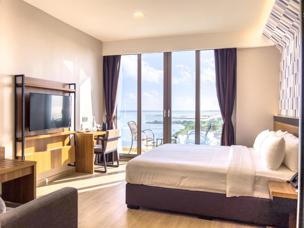 Postel nebo postele na pokoji v ubytování Triton Prestige Seaview and Spa