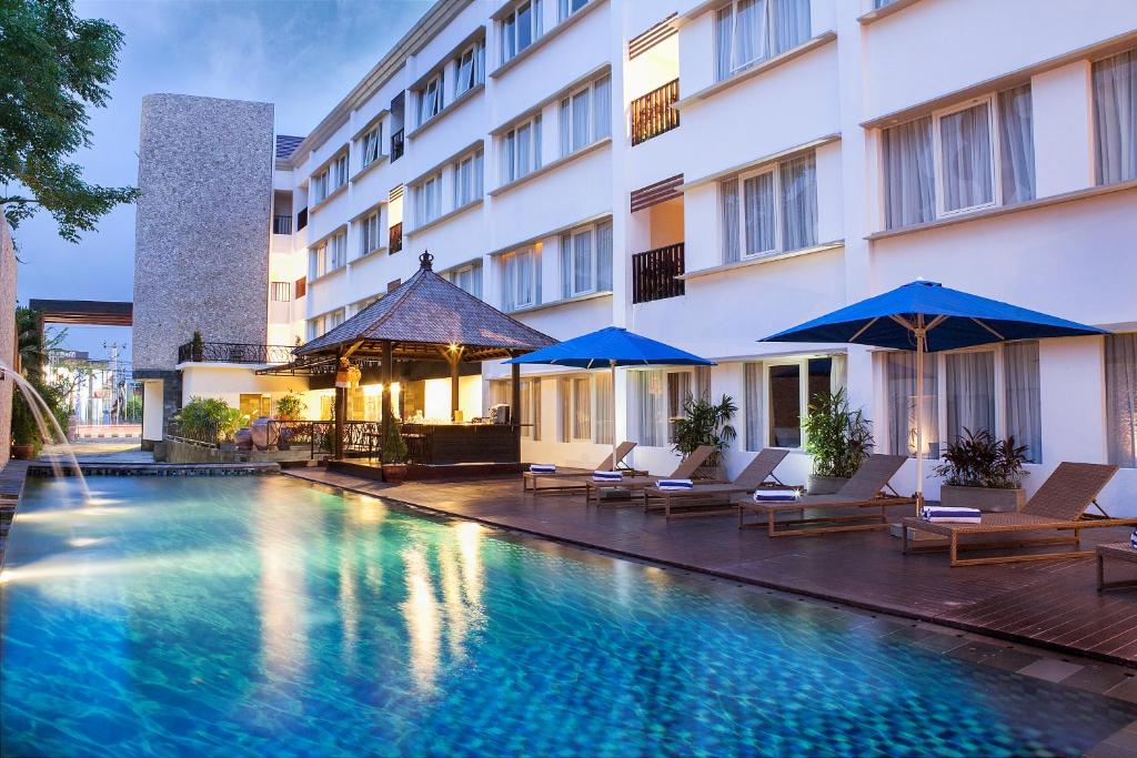 Bazén v ubytování Natya Hotel Kuta nebo v jeho okolí
