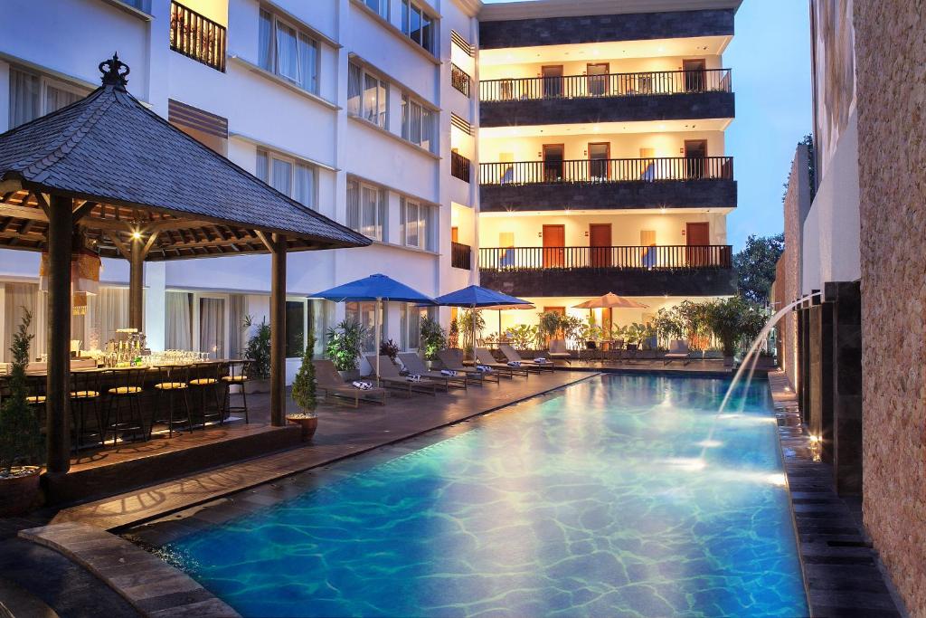 Bazén v ubytování Natya Hotel Kuta nebo v jeho okolí