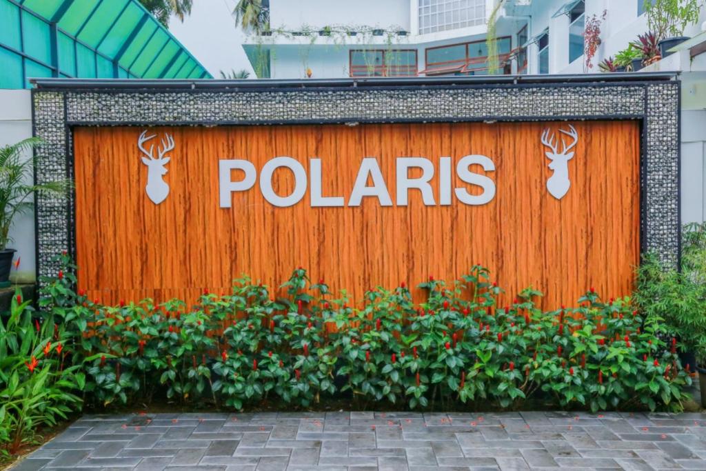 Kizhake ChālakudiAthirappilly Polaris Resort的上面有极地标志的大门