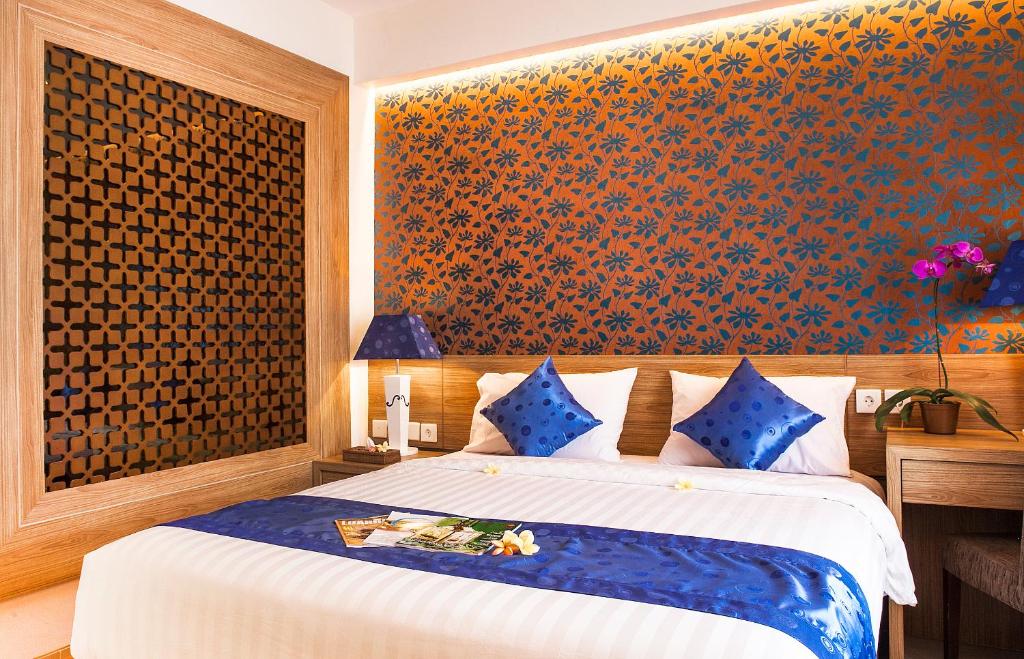 Postel nebo postele na pokoji v ubytování Natya Hotel Kuta