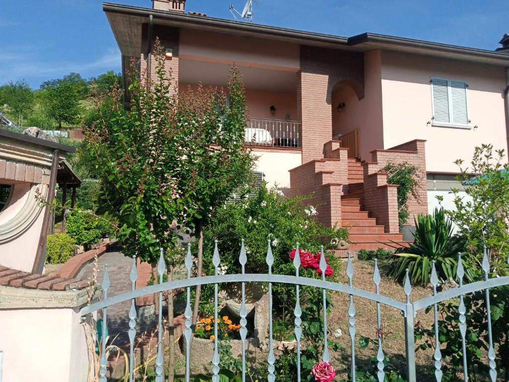 ein Haus mit einem Brunnen davor in der Unterkunft B&B le Villette Predappio in Predappio