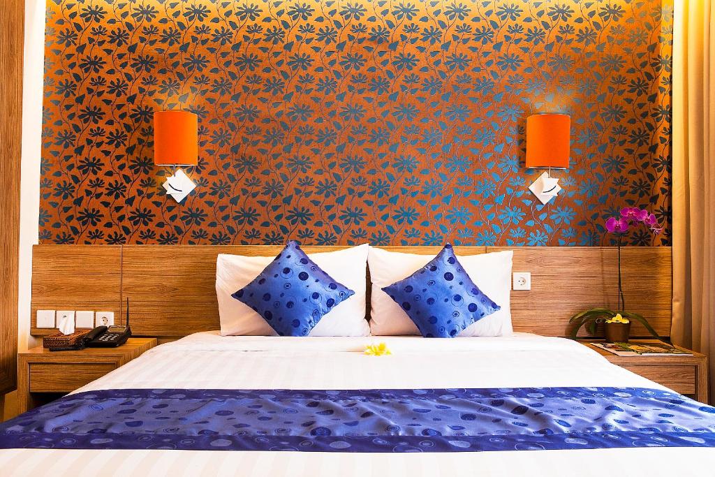 Postel nebo postele na pokoji v ubytování Natya Hotel Kuta
