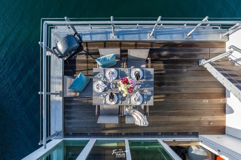 an overhead view of a swimming pool with a table and chairs at Schwimmendes Haus Schleikubus in Olpenitz