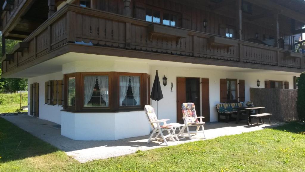 a small house with two chairs and a balcony at Ferienwohnung Nefen in Reit im Winkl