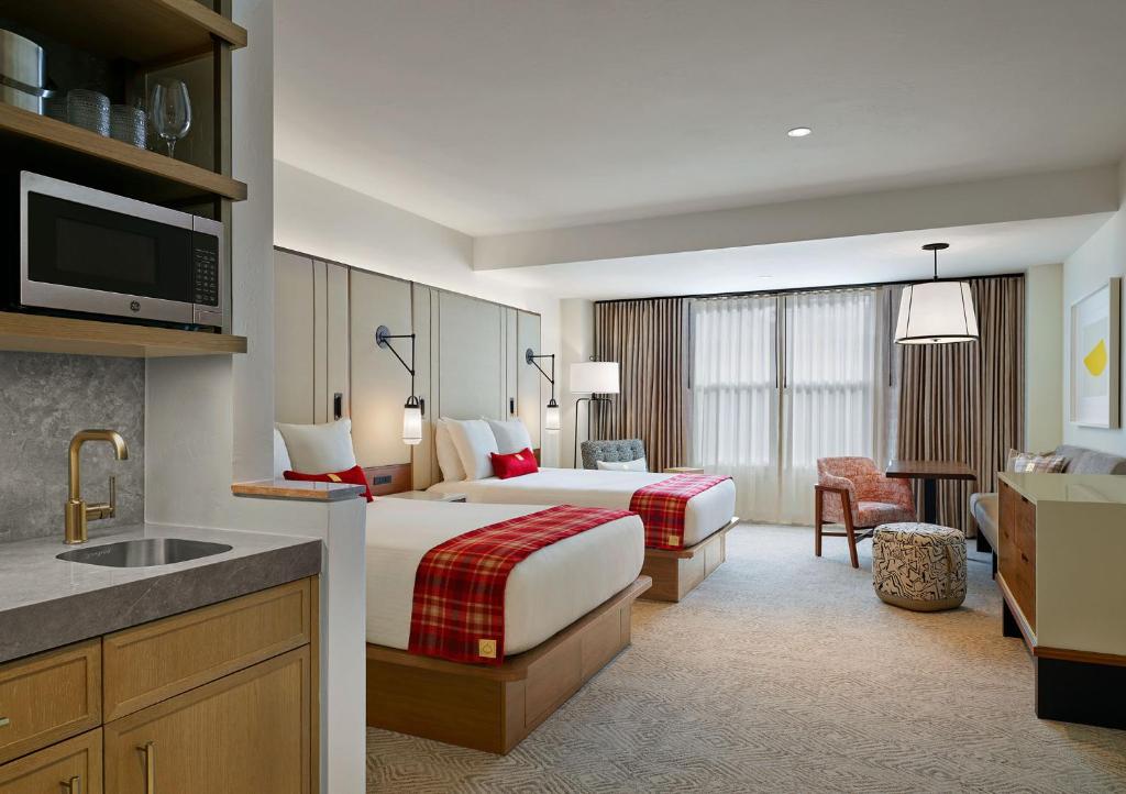 Postel nebo postele na pokoji v ubytování Limelight Hotel Aspen