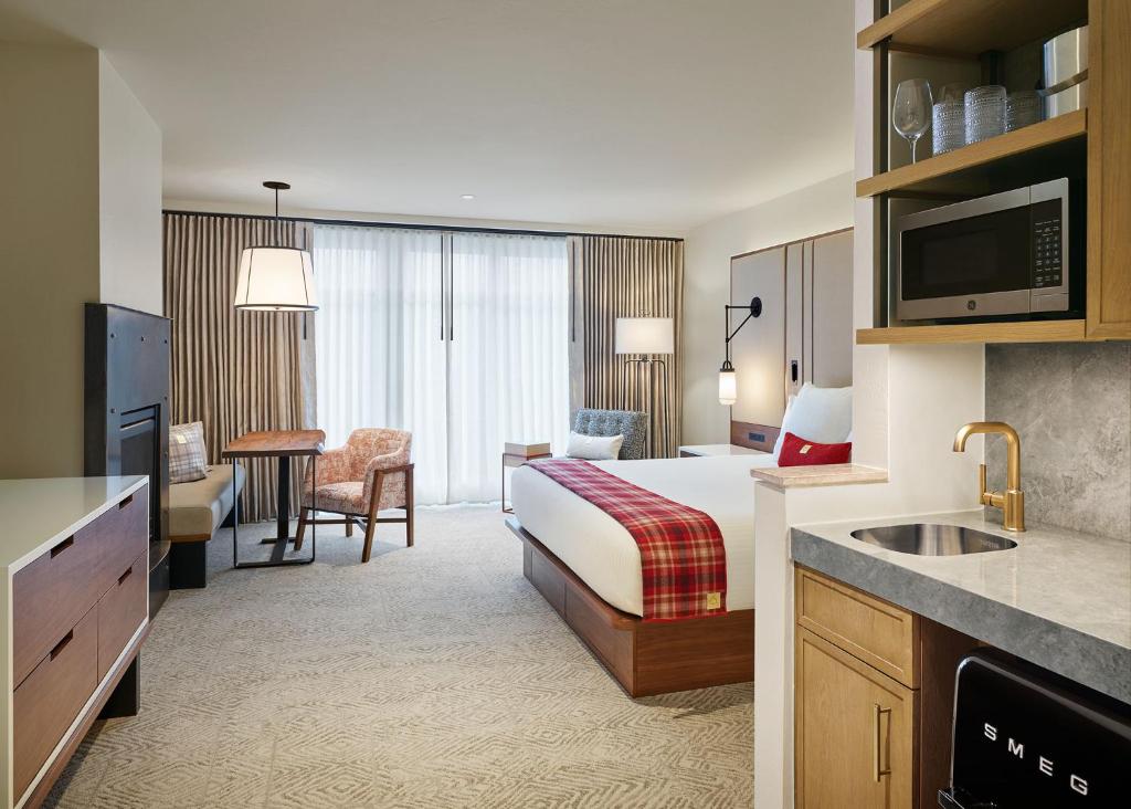 TV a/nebo společenská místnost v ubytování Limelight Hotel Aspen