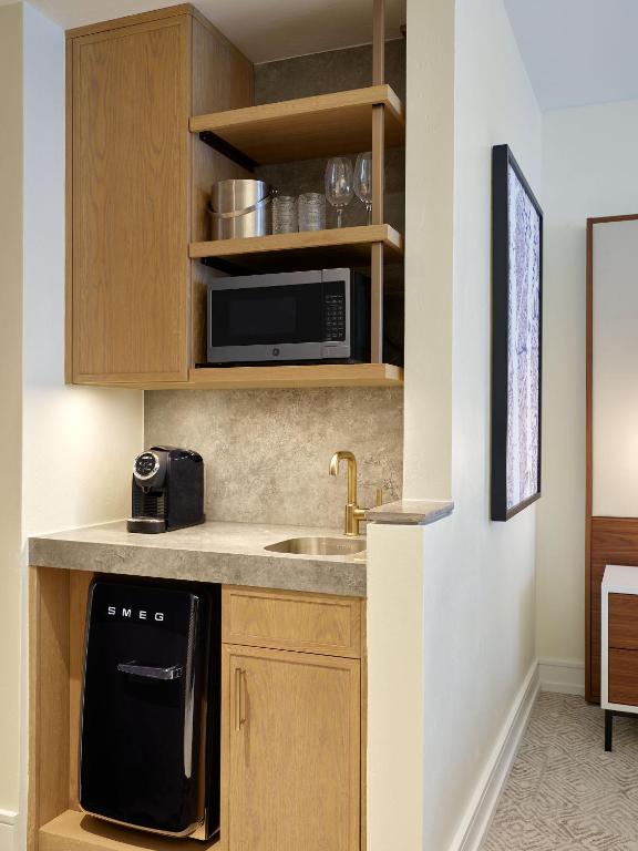 Kuchyň nebo kuchyňský kout v ubytování Limelight Hotel Aspen
