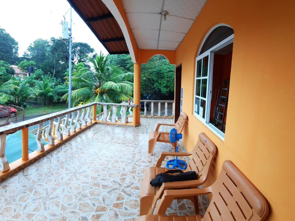 einen Balkon eines Hauses mit Poolblick in der Unterkunft Hotel Brisa Mar in Santa Catalina