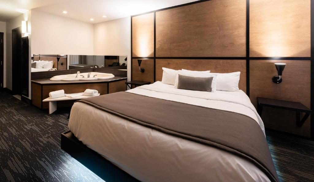 Una cama o camas en una habitación de AX Hotel