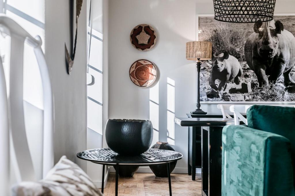 Casas da Tapada في لشبونة: غرفة معيشة مع أريكة خضراء وطاولة