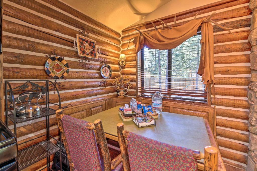 Fotografie z fotogalerie ubytování Family and Pet Friendly Rustic Lakeside Cabin v destinaci Pinetop-Lakeside