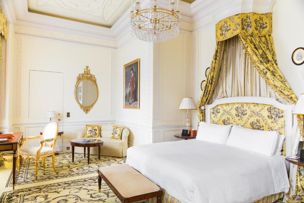 Postel nebo postele na pokoji v ubytování The Lanesborough, Oetker Hotels