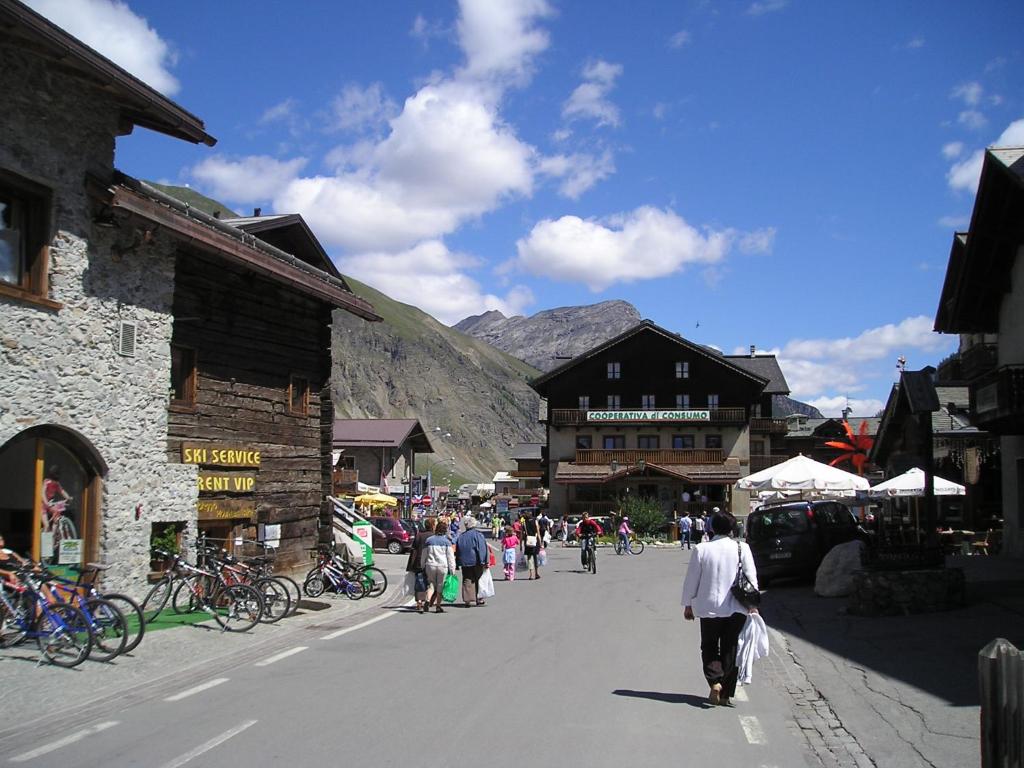 grupa ludzi idących ulicą w wiosce w obiekcie Chalet Meridiana Appartamento 11 w Livigno