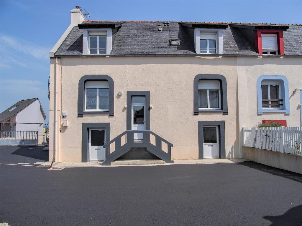 une maison avec une grande allée en face de celle-ci dans l'établissement Le Cabestan, appartement proche plage Morgat, à Crozon