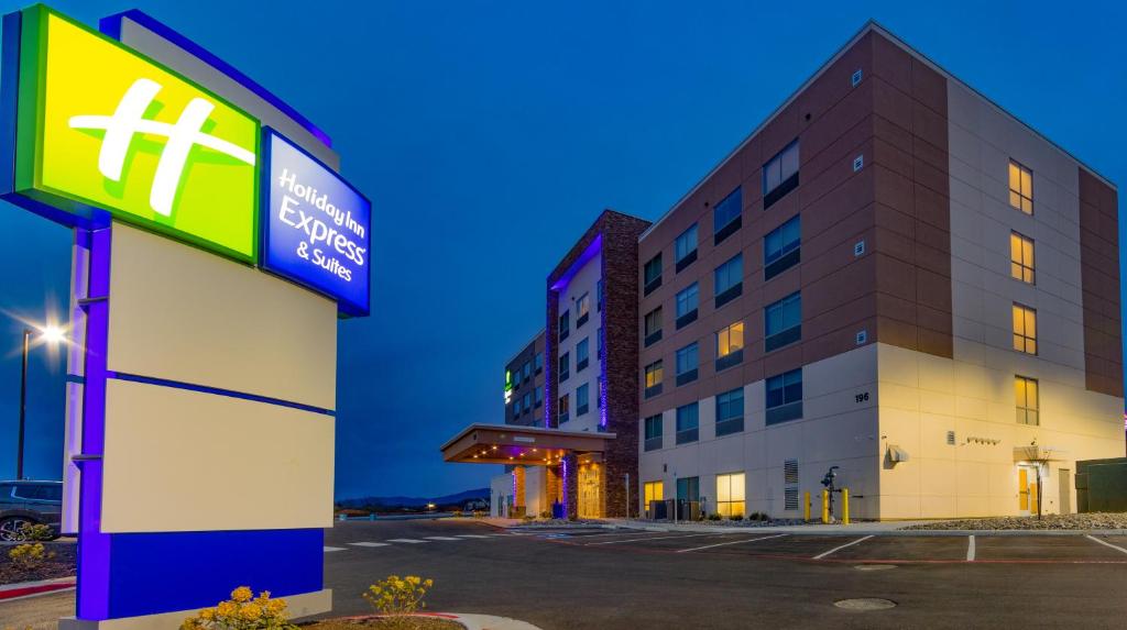 un hotel con un cartel frente a un edificio en Holiday Inn Express & Suites - Harrisonburg University Area , an IHG Hotel, en Harrisonburg