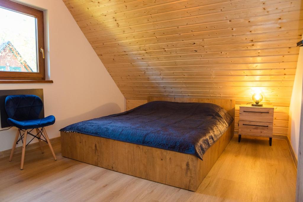 Postel nebo postele na pokoji v ubytování Domek Julia z banią ruską i sauną