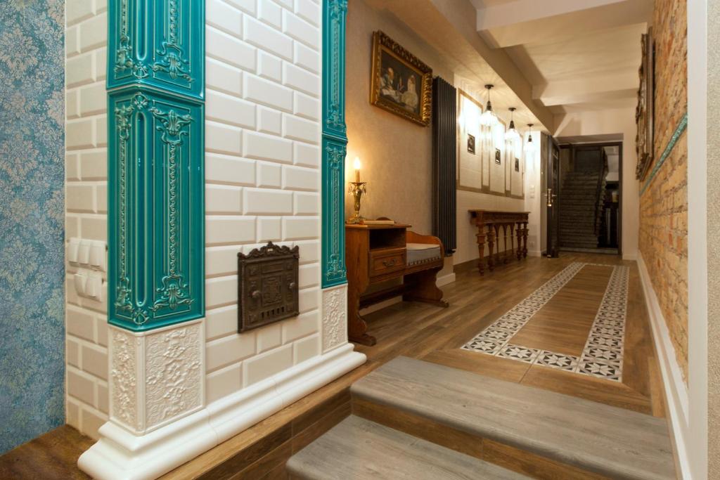 um corredor com paredes azuis e brancas e uma escada em Kamienica Boutique ApartHotel em Bialystok