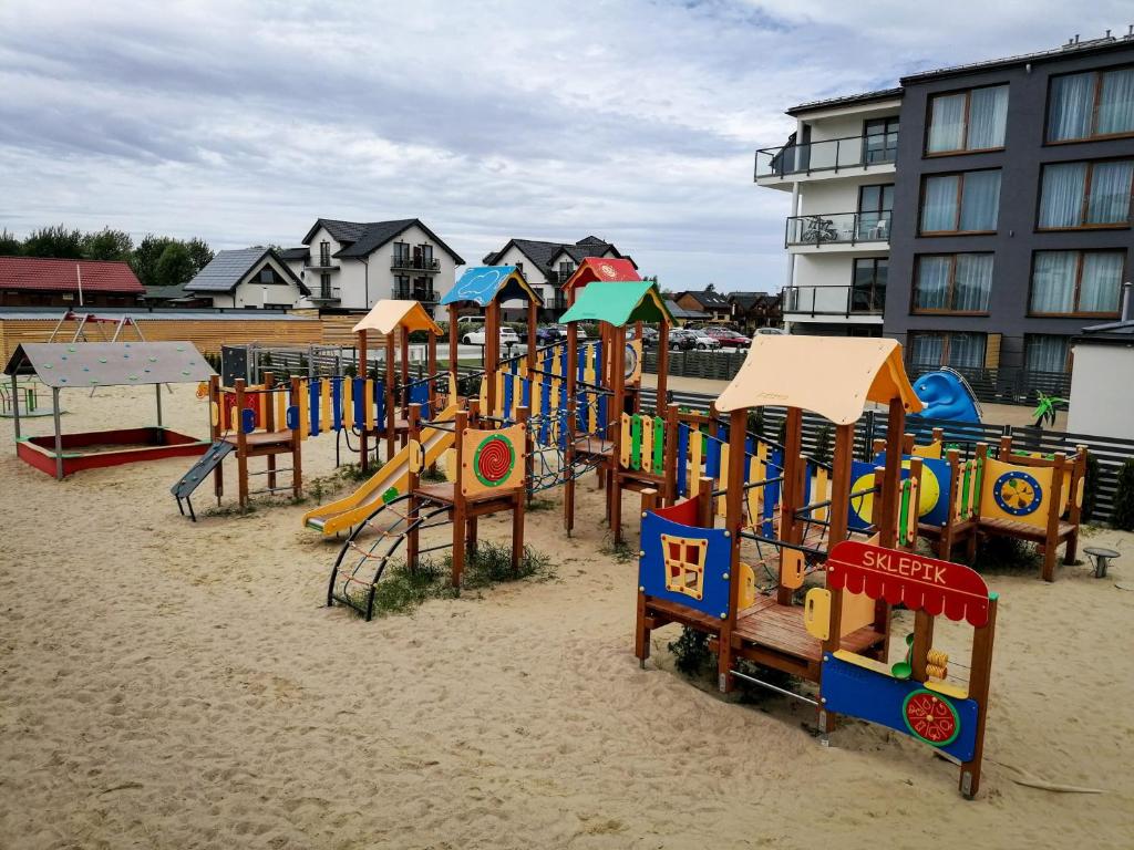 wiersz sprzętu do zabaw w piasku w obiekcie Blue Zet Apartament w Sarbinowie