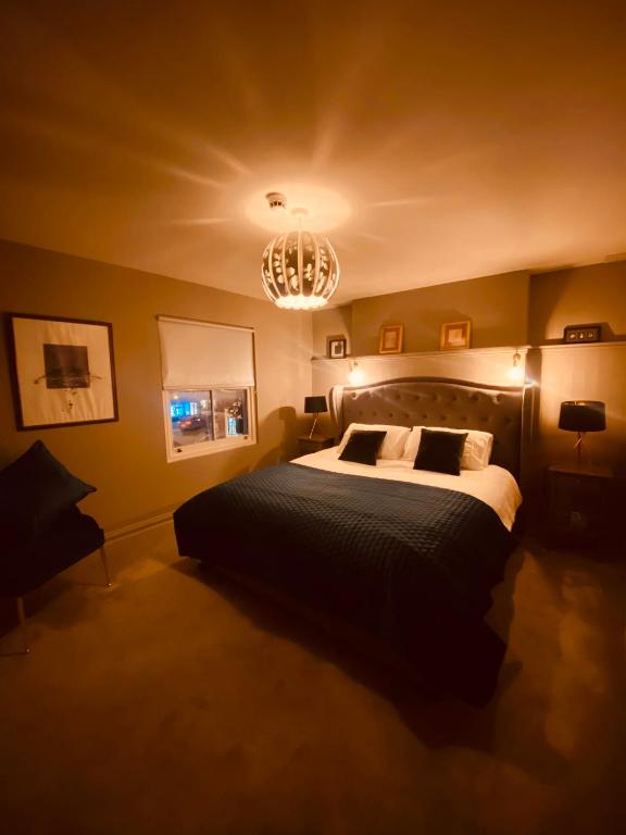 Postel nebo postele na pokoji v ubytování 3 Bedroom Luxury Apartment Main Street Cashel Tipperary