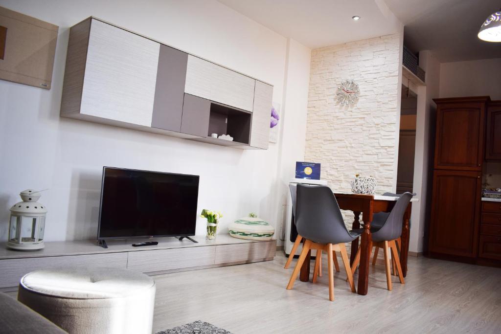 TV a/nebo společenská místnost v ubytování Vacanze mare e montagna
