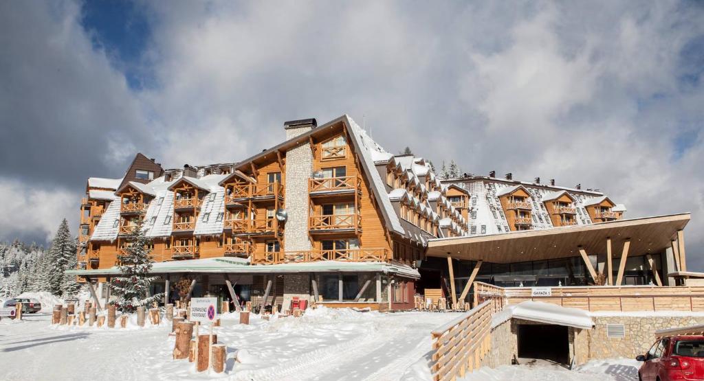 un gran lodge de esquí con nieve en Jahorina Apartmani Vučko F&F, en Jahorina