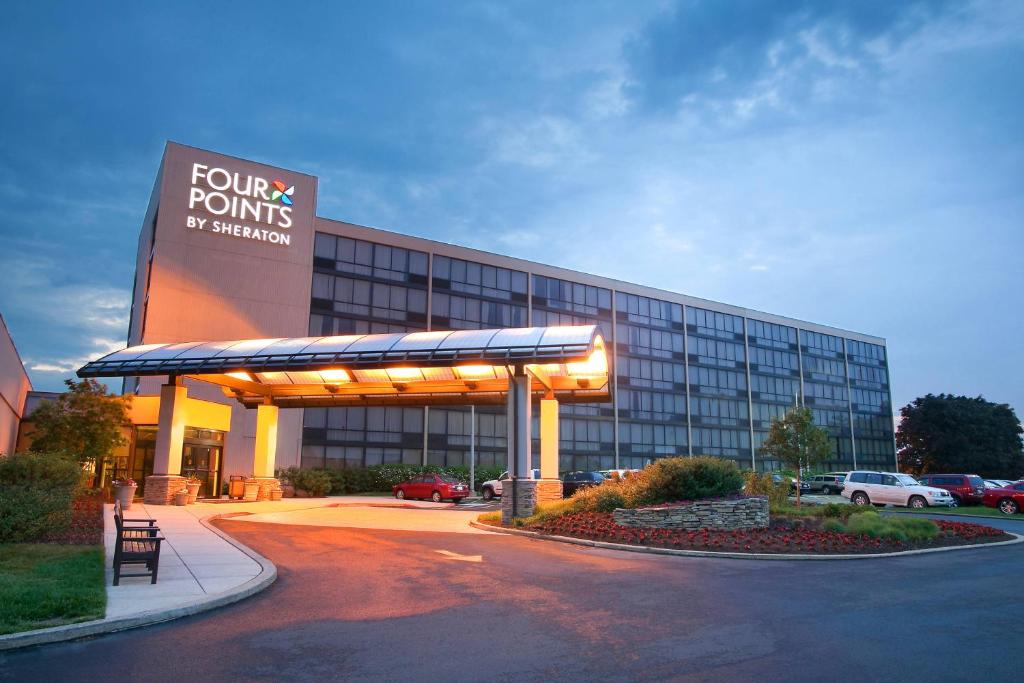 Four Points Philadelphia Northeast في فيلادلفيا: مبنى امامه موقف سيارات