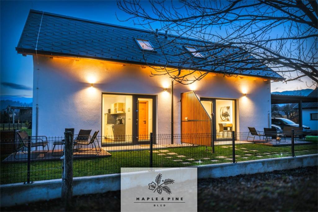 une maison avec un panneau devant elle dans l'établissement Maple & Pine Bled, à Bled