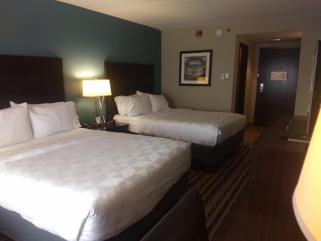 Holiday Inn Harrisburg East, an IHG Hotel - 2つのクイーンベッドを備えた標準的なクイーンルーム