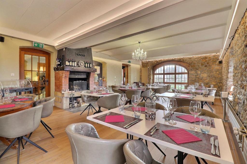 Onnens的住宿－Hôtel Restaurant Bellevue，一间在房间内配有桌椅的餐厅