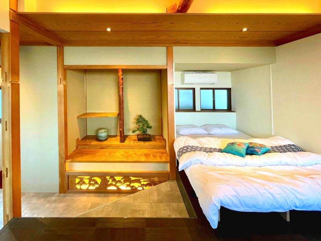 オーシャンビュー 加美屋リゾート 江ノ島,江ノ島の島内,仲見世通りから3分,海と日の出を臨む貸切の和モダン別荘にあるベッド
