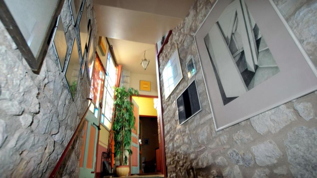 TV a/nebo společenská místnost v ubytování Les Chimères