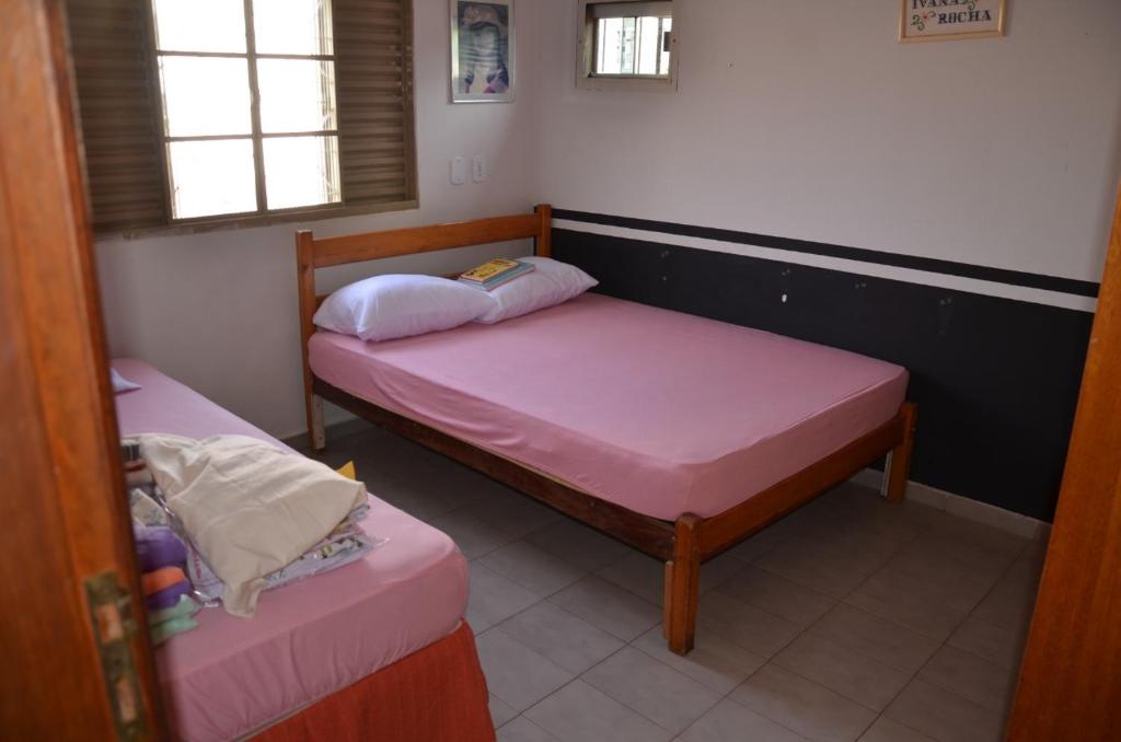 Tempat tidur dalam kamar di NinhoFeliz