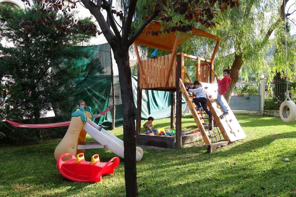 un grupo de niños jugando en un parque infantil en Kid & Holiday 2, en Katakoúli
