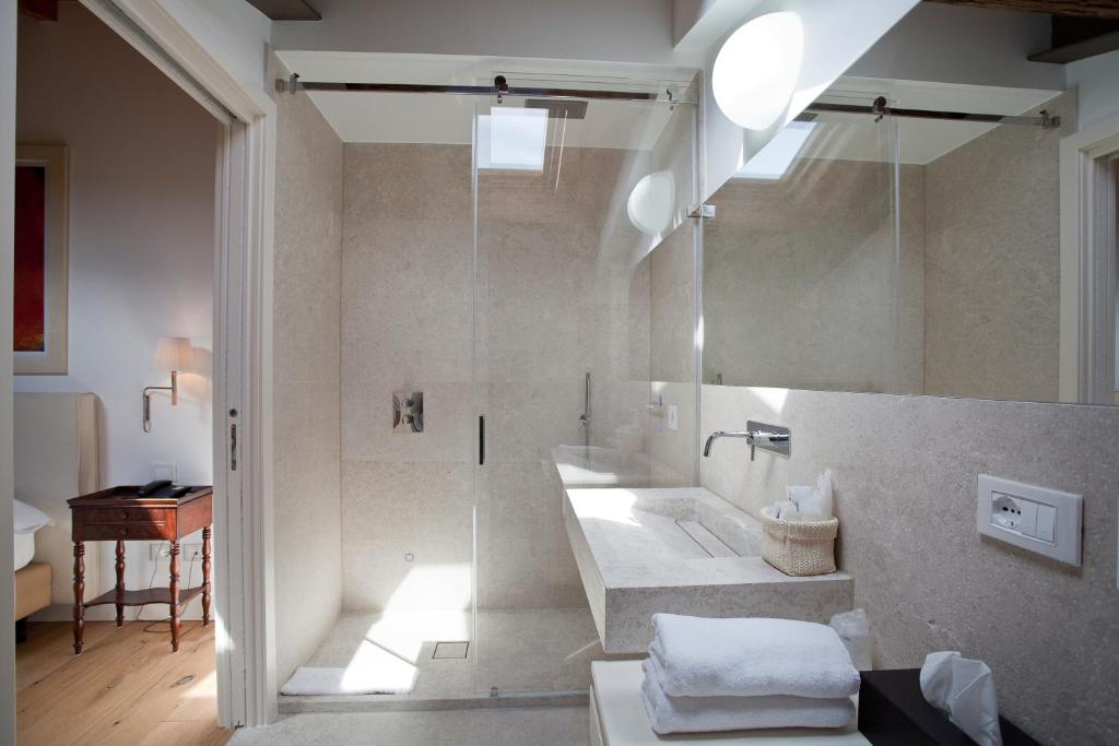 Koupelna v ubytování Relais Corte Guastalla Apartments