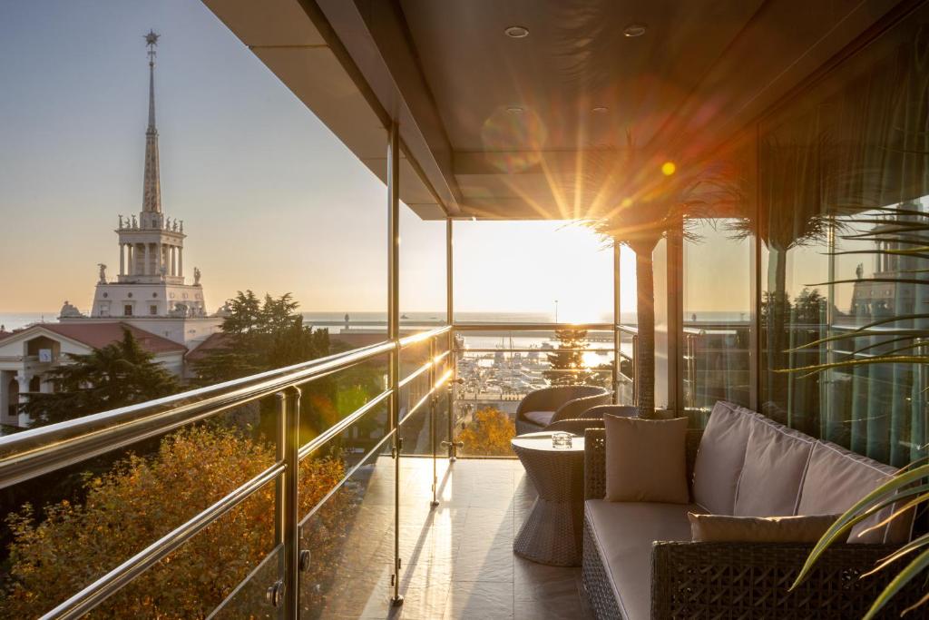 uma varanda com vista para a torre Eiffel em Marina Yacht Hotel Sochi em Sochi
