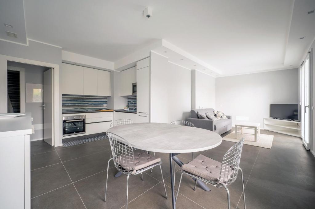 eine Küche und ein Esszimmer mit einem Tisch und Stühlen in der Unterkunft Appartamento Scirocco in Riccione