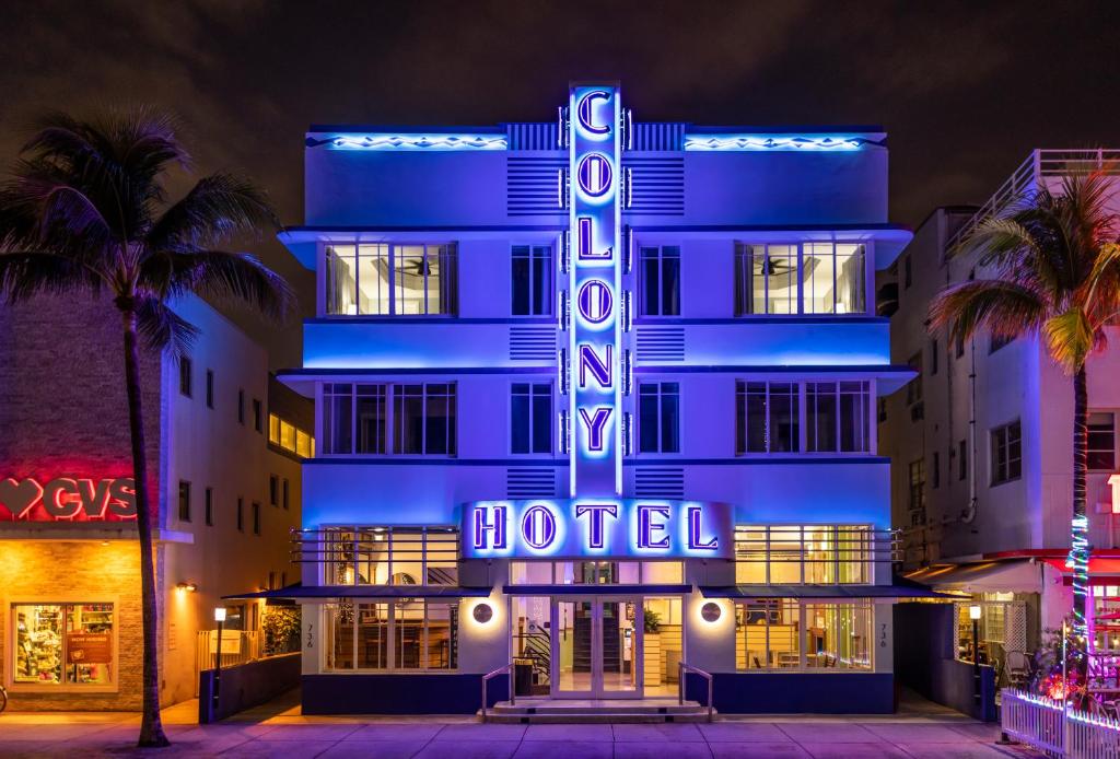 um hotel com um letreiro de néon em frente em Colony Hotel em Miami Beach