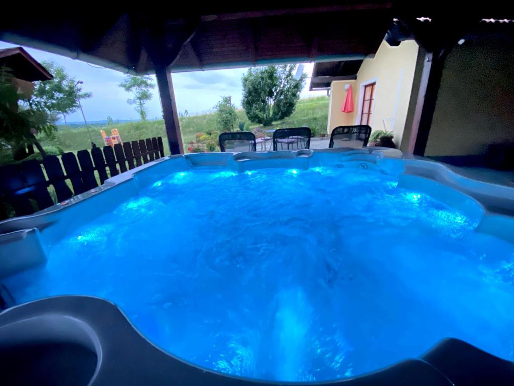 Bazén v ubytování Apartment Feher Lendava nebo v jeho okolí